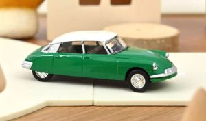 NOREV310528 - Voiture de 1958 couleur verte avec toit blanc – CITROEN DS19