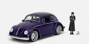 JAD35131 - Voiture avec figurine MERCREDI - VW Beetle de 1959 couleur  Violet