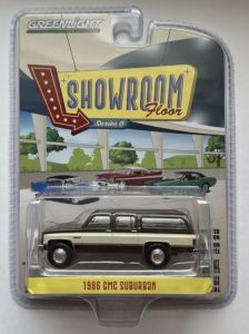 GREEN68060-E - Voiture sous blister de la série SHOWROOM FLOOR - GMC Suburban couleur marron de 1986