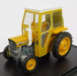 OXF76MF002 - Tracteur avec cabine de couleur jaune - MASSEY FERGUSON 135