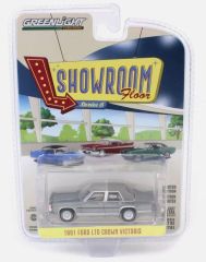 GREEN68060-F - Voiture sous blister de la série SHOWROOM FLOOR - FORD LTD Crown Victoria couleur grise de 1991