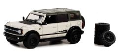 GREEN97140-E - Voiture sous blister de la série THE HOBBY SHOP  - FORD Bronco Wildtrak 2021 blanc avec pneus de secours