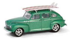 GREEN97160-A - Voiture sous blister de la série THE HOBBY SHOP - FORD Fordor Super Deluxe avec planches de surf de 1946 couleur verte