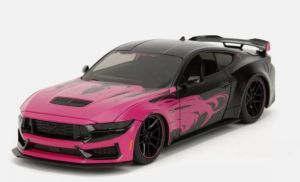 JAD35197 - Voiture de la série PINK SLIPS - FORD Mustang Dark Horse de 2024 couleur  Noir et Rose