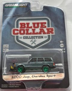 GREEN35260-E_VERT - Voiture avec jantes verte sous blister de la série BLUE COLAR - JEEP Cherokee sport de 2000 avec chasse neige