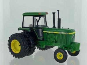 BRI43380 - Tracteur avec jumelage arrières limité à 2500 pièces - JOHN DEERE 4440 2wd